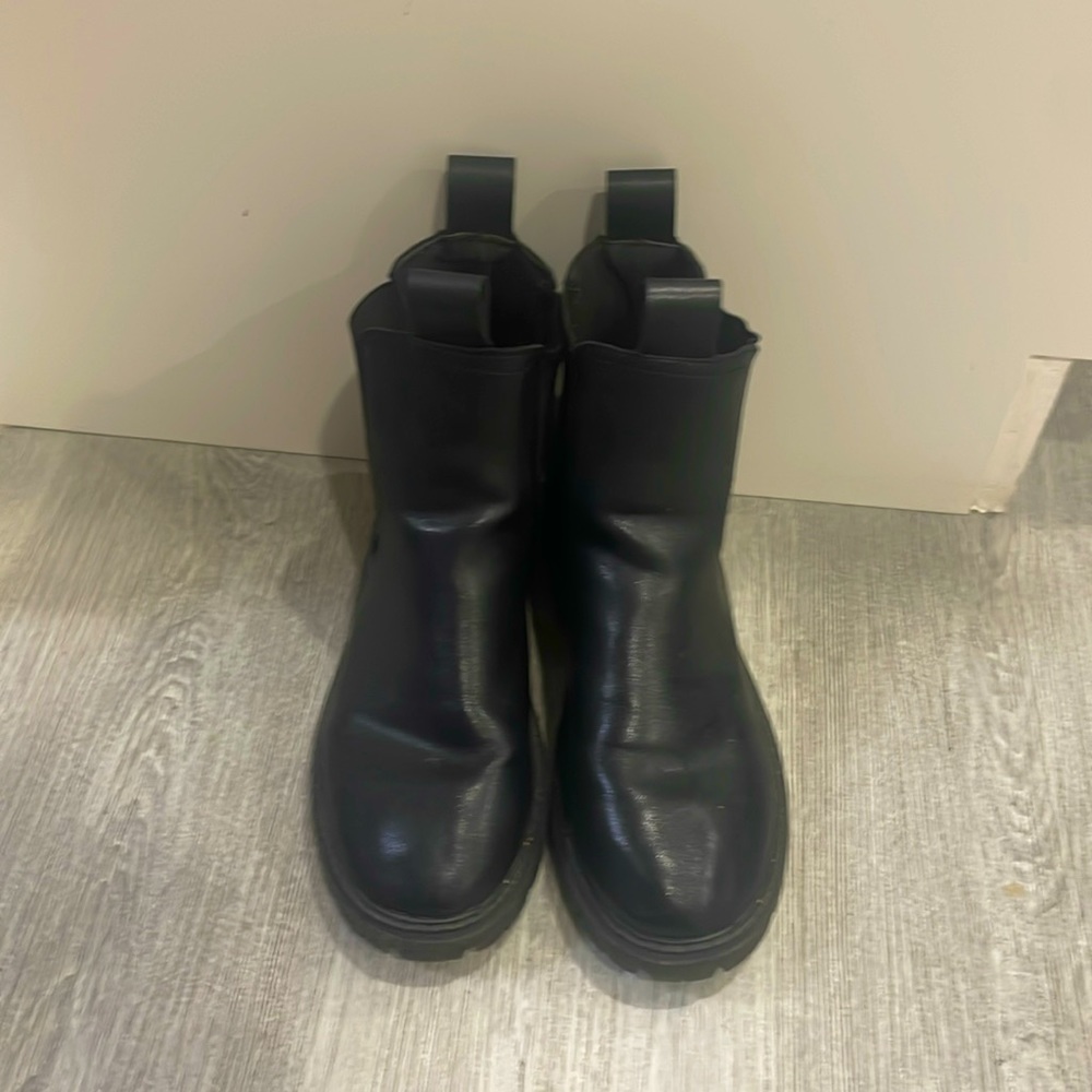 Sleek black winter booties. Size 8 us